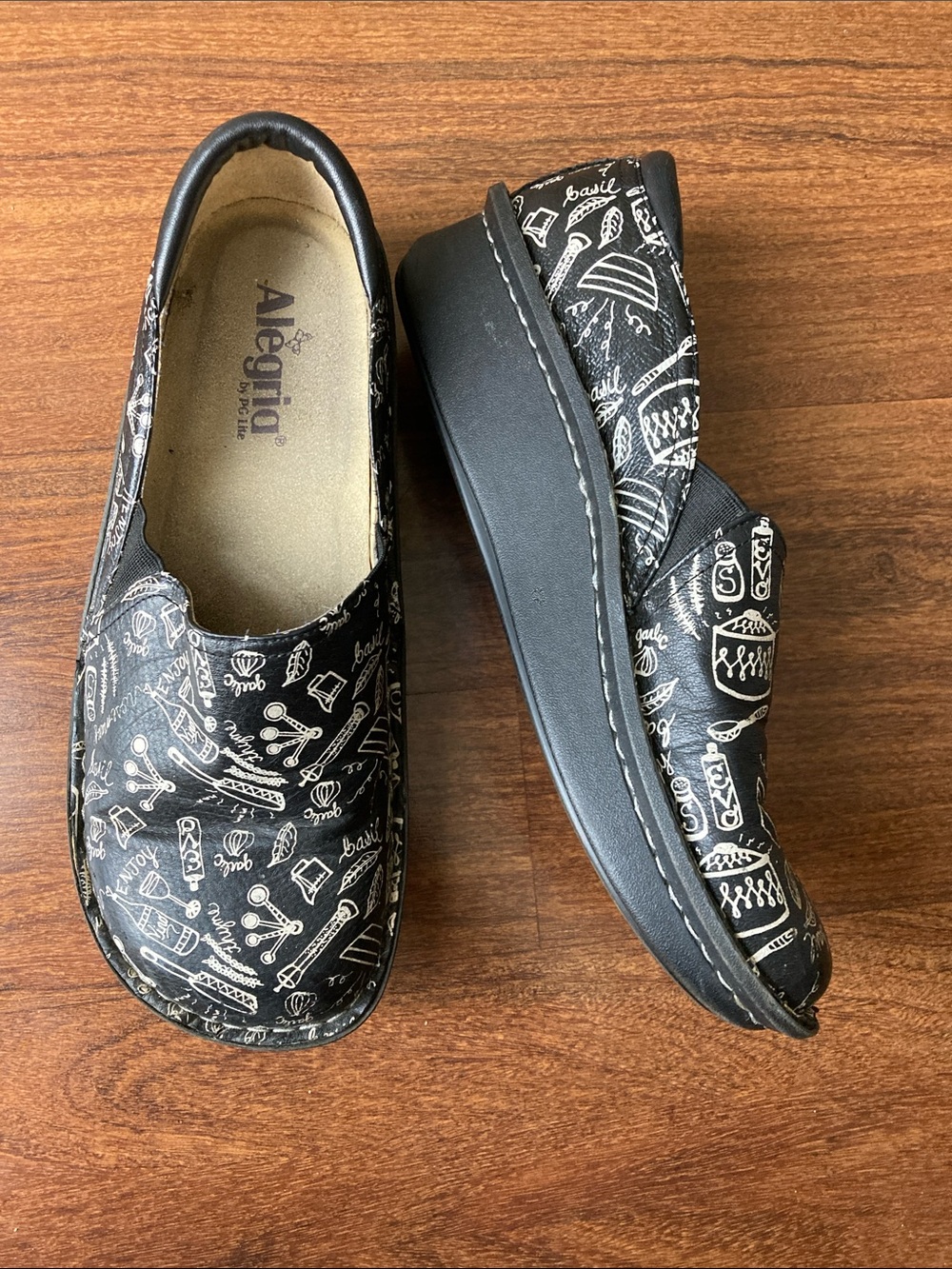 Alegria Black cooking Print Clogs Sz 40